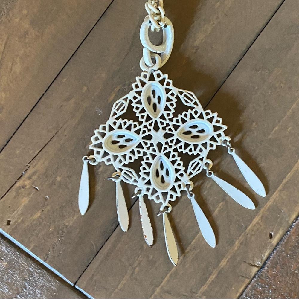 Vintage fringed white medallion pendant necklace - Picture 7 of 8